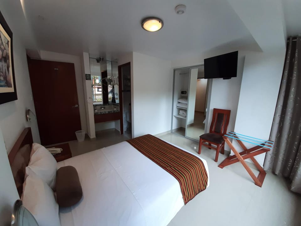 Bed, Other, Photo of the whole room, Decorative detail, Bedroom