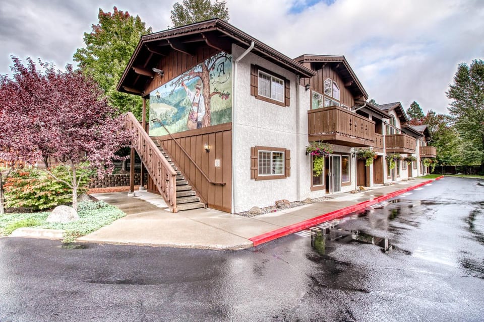 Icicle Village Resort 401 Aspen Abode Apartment in Kittitas County