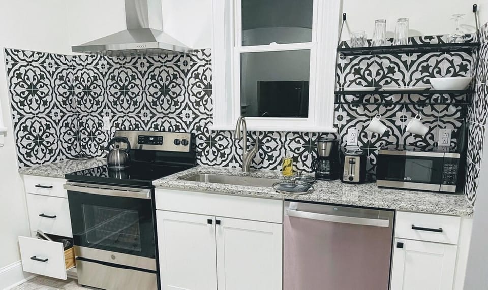 Renovated 1 bedroom in Forest Hills - A House in Durham