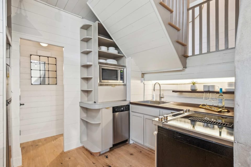 Revitalized Historical Southern Residence Apartment in Charleston