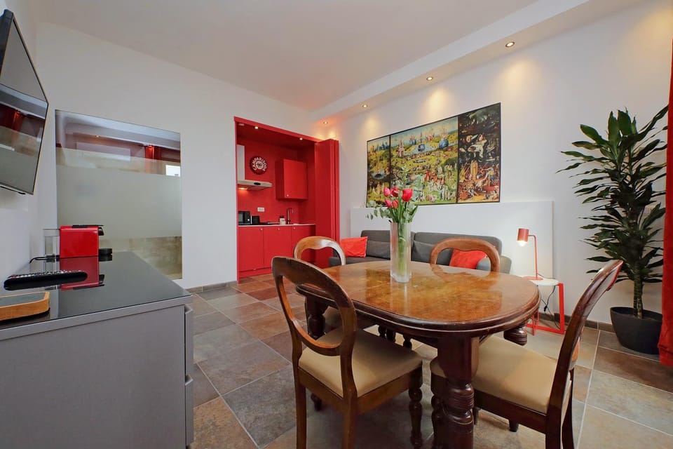 Kitchen or kitchenette, Living room, Seating area, Dining area