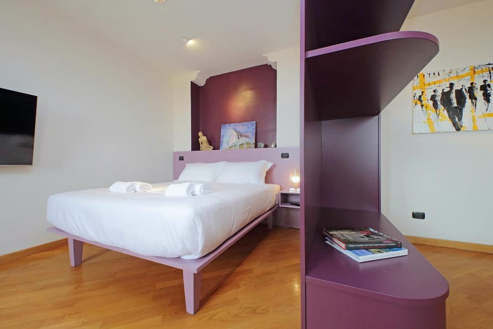 Bed, TV and multimedia, Bedroom