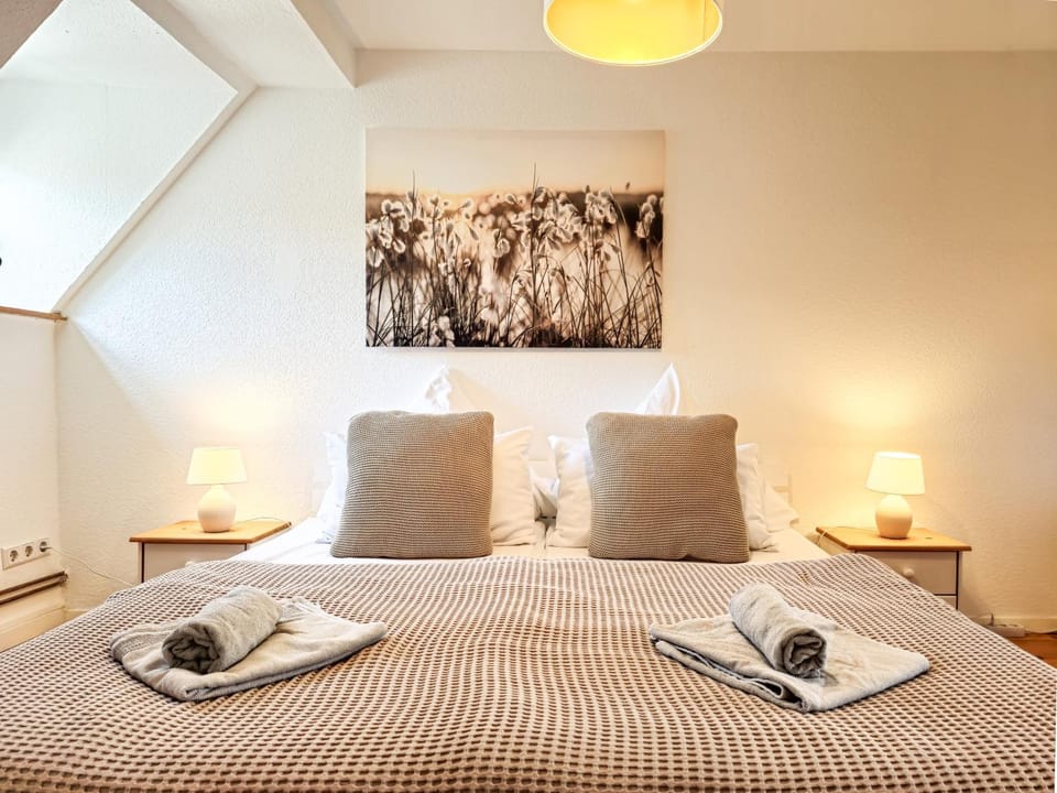 Bed, Living room, Photo of the whole room, Bedroom, towels