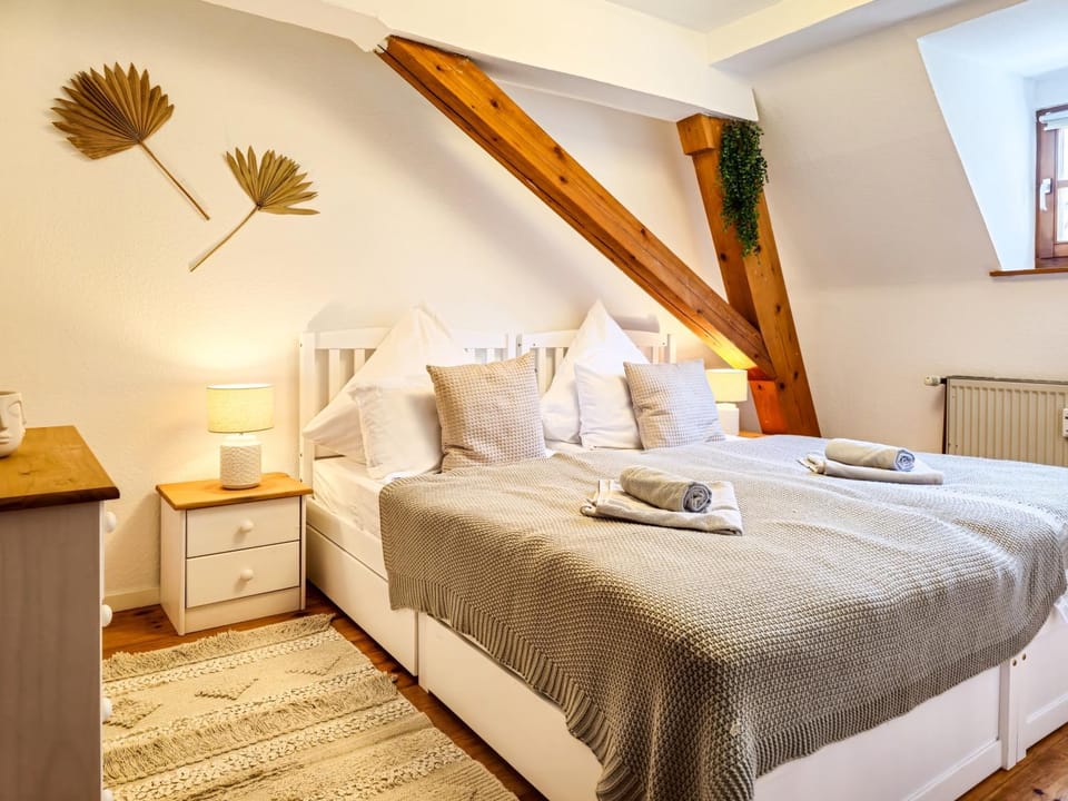 Bed, Photo of the whole room, Bedroom, towels