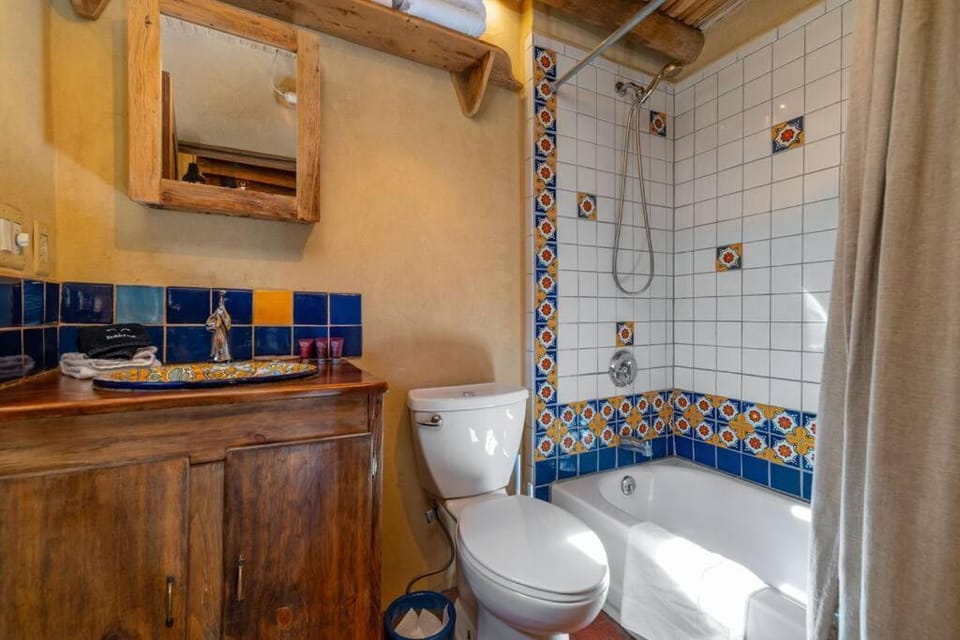 Canyon Getaway- Courtyard, Canyon Rd & Plaza, 1BR House in Santa Fe