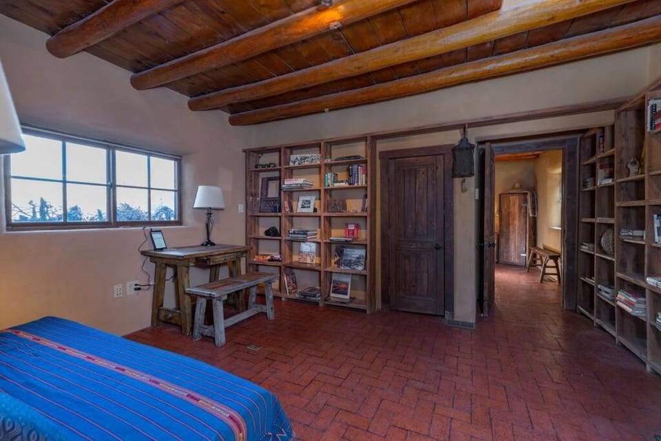 Canyon Getaway- Courtyard, Canyon Rd & Plaza, 1BR House in Santa Fe