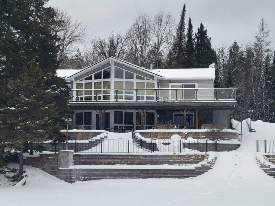 Waterfront, dream stay at Belle Vue Cottage Villa in Seguin