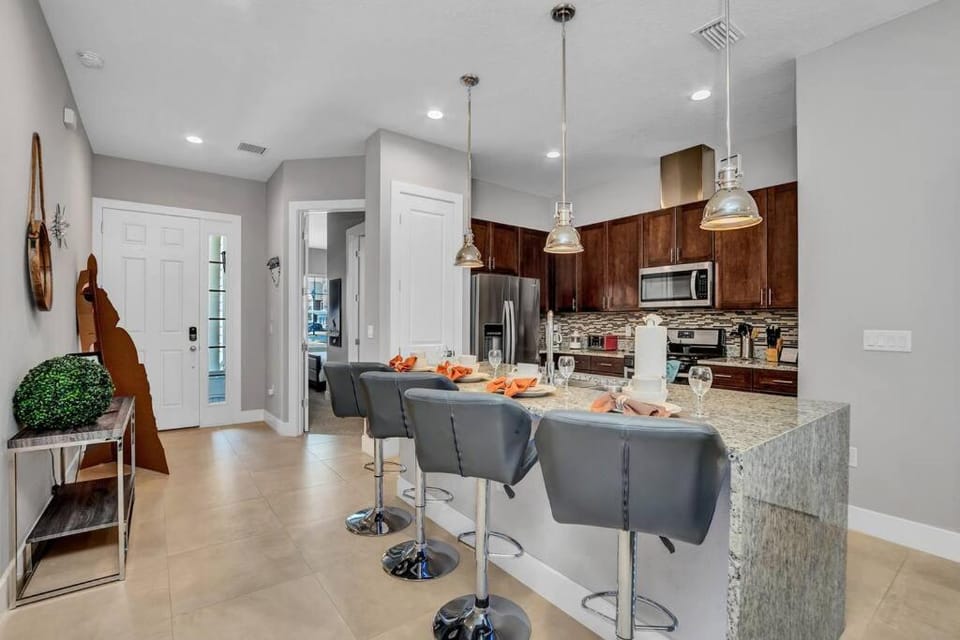 NEW awesome dream house, 5 Min to Disney House in Four Corners
