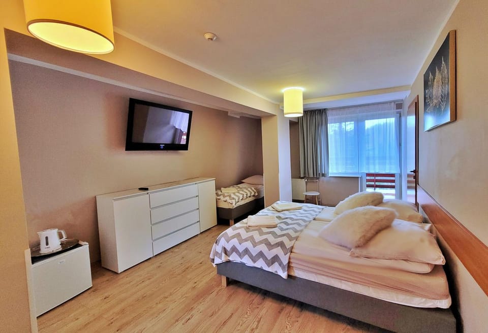 Communal lounge/ TV room, Bed, TV and multimedia, Photo of the whole room, Bedroom, towels