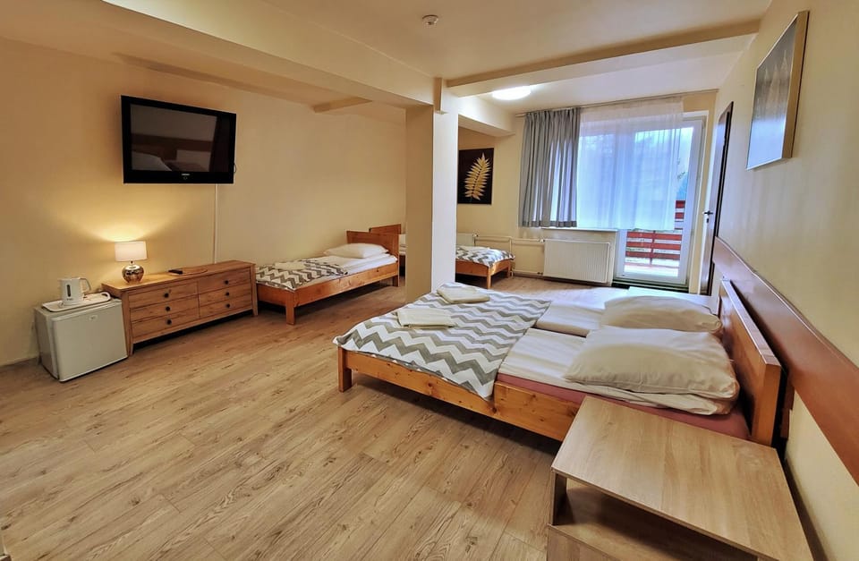 Bed, TV and multimedia, Living room, Photo of the whole room, Seating area, Bedroom, towels