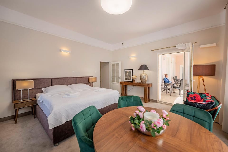 Seating area, Bedroom