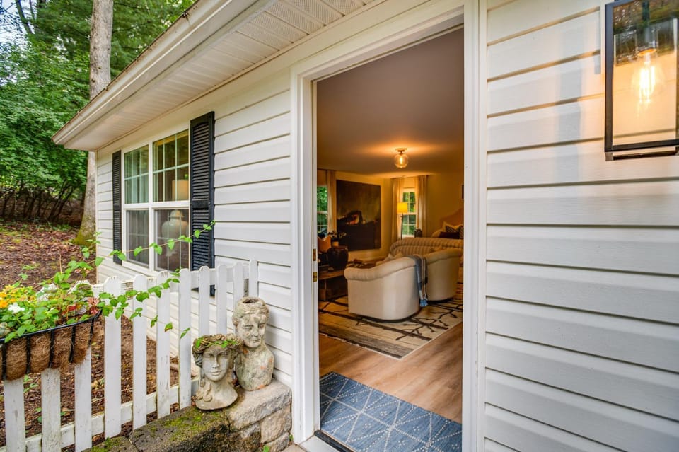 Idyllic Cave Spring Studio w/ Patio & Fire Pit! Apartment in Roanoke