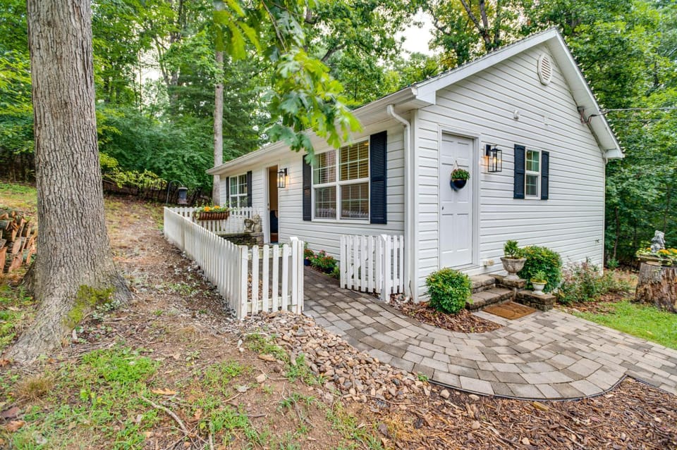 Idyllic Cave Spring Studio w/ Patio & Fire Pit! Apartment in Roanoke