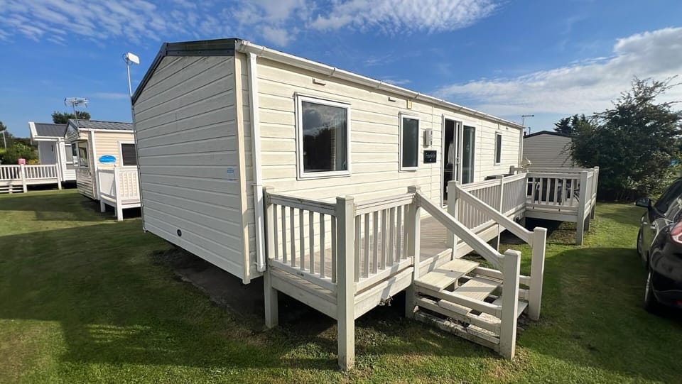 Burgh Castle 3-Bed Haven: Near Norfolk Broads Chalet in Broadland District