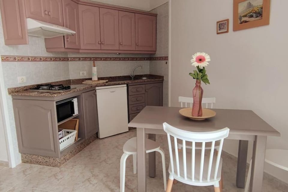 Kitchen or kitchenette, Dining area, minibar, stove