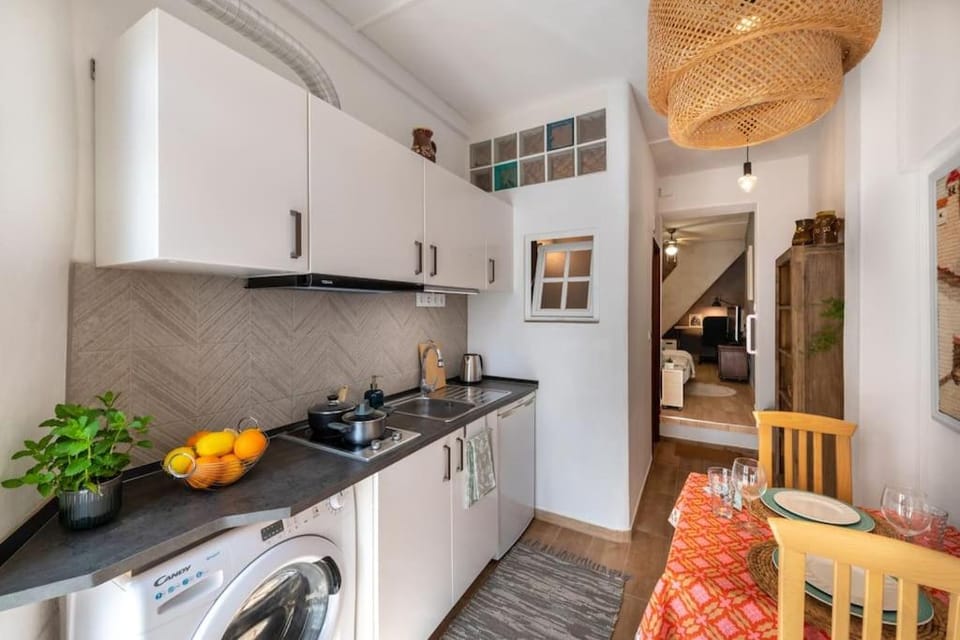 Kitchen or kitchenette, Dining area, stove, washing machine