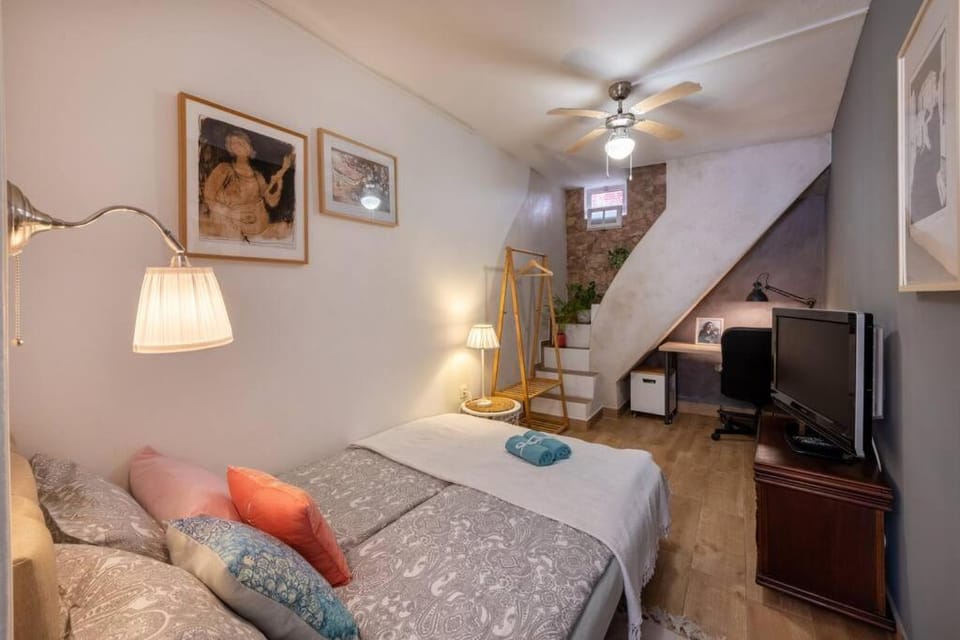 Bed, TV and multimedia, Bedroom, fireplace