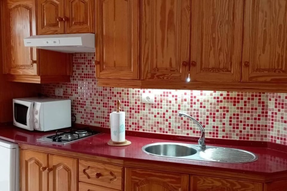 Kitchen or kitchenette, minibar, stove, toaster
