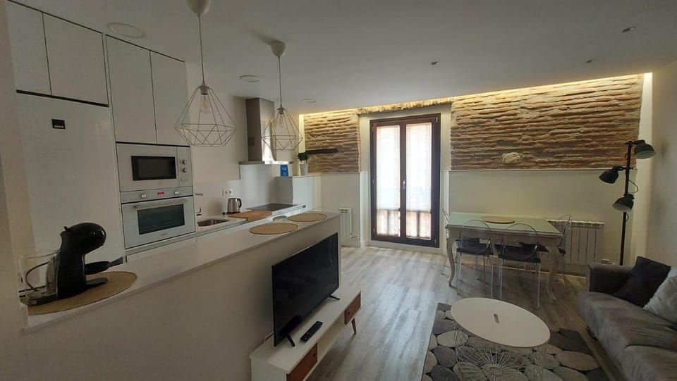 Kitchen or kitchenette, Dining area, minibar, pet friendly, stove