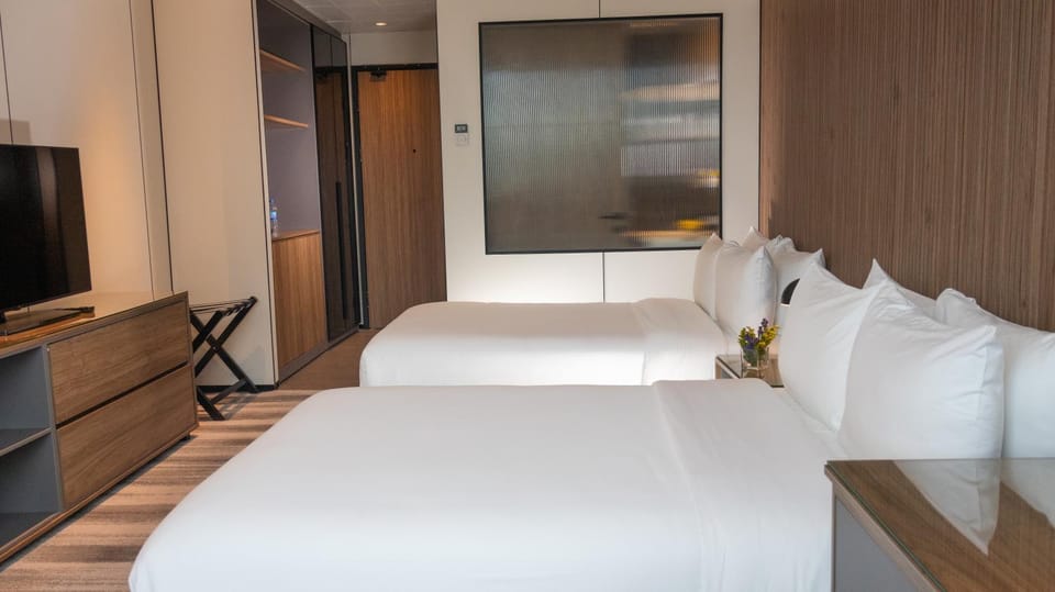 Bed, TV and multimedia, Bedroom