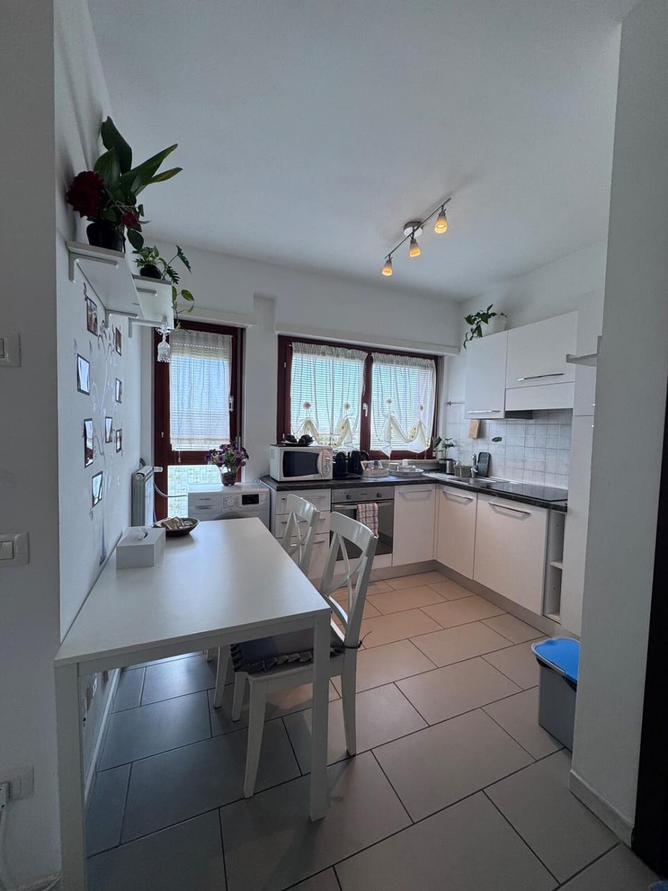 Kitchen or kitchenette, Dining area, stove