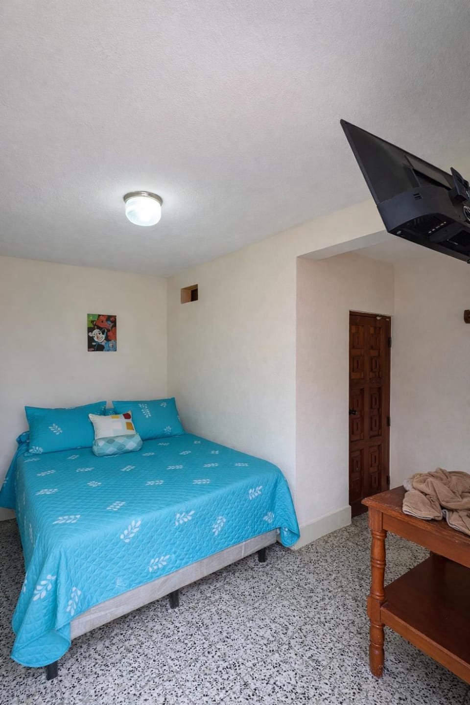 Bed, TV and multimedia, Photo of the whole room, towels