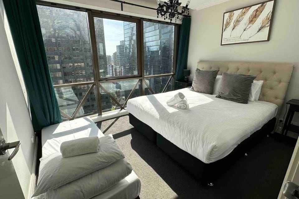 HeartCBD LUX Top Floor 2 Bedroom /Pool/Spa/GYM Apartment in Melbourne