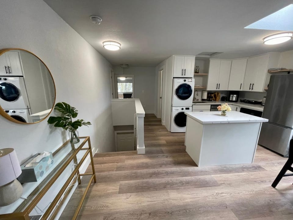 Tacoma 2 bedrooms 1 baths sleep 5 with compact kitchen Apartment in Tacoma