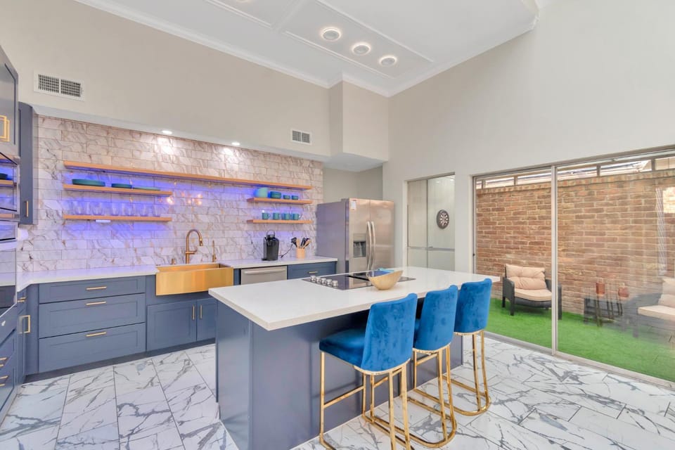 Dining area, kitchen