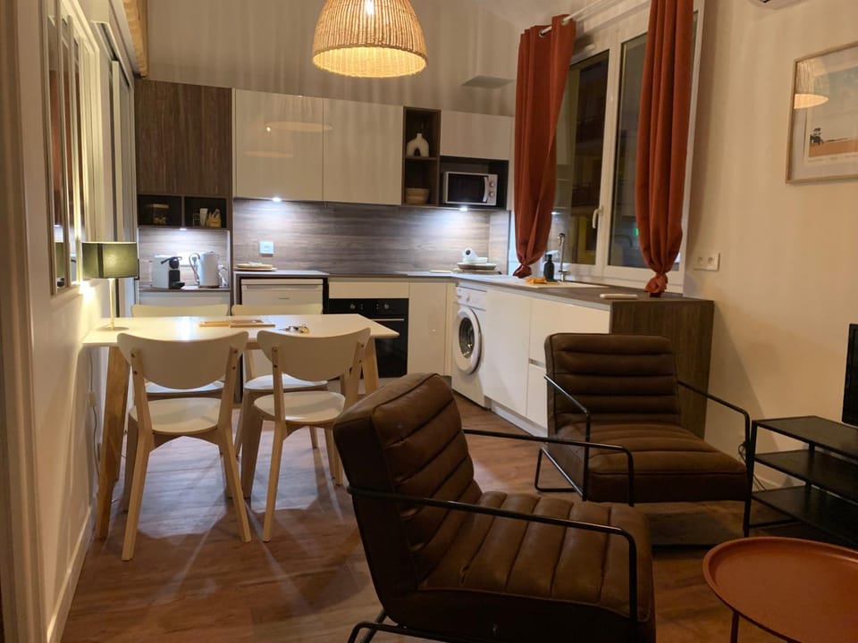 Kitchen or kitchenette, Dining area