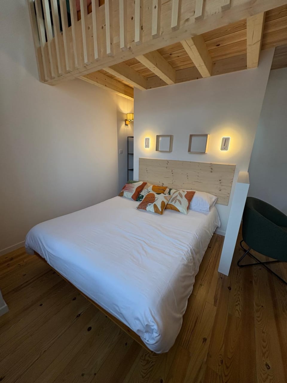 Bed, Photo of the whole room