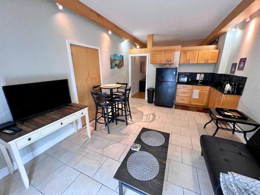 Communal lounge/ TV room, TV and multimedia, Kitchen or kitchenette, Living room, Seating area, Dining area, Evening entertainment, minibar, oven, pet friendly