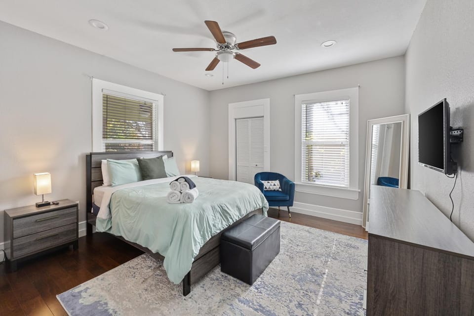 Bed, TV and multimedia, Bedroom, fireplace