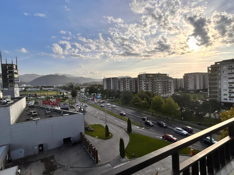 Property building, Day, Neighbourhood, Natural landscape, Balcony/Terrace, City view, Mountain view, Street view