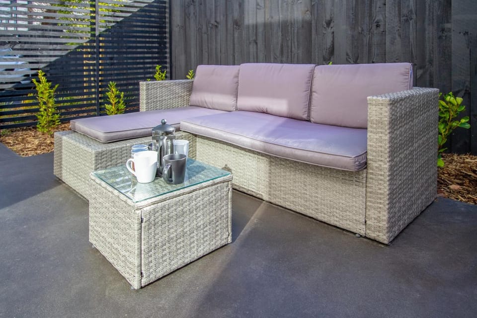 Day, Seating area