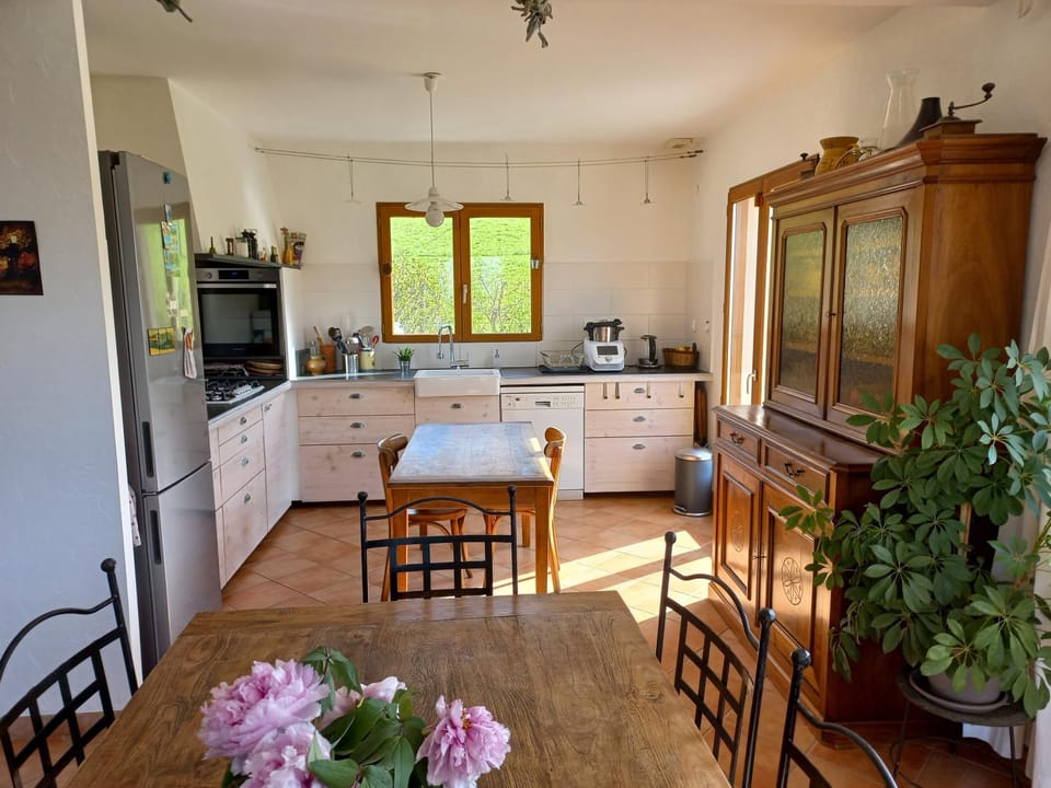 Kitchen or kitchenette, Dining area