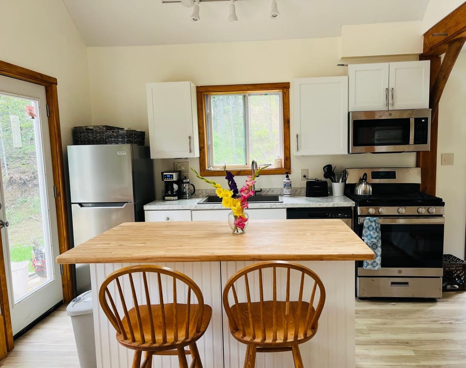 Kitchen or kitchenette, Dining area, dishwasher, minibar, pet friendly, stove, toaster