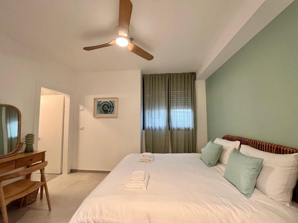 Bedroom, fireplace