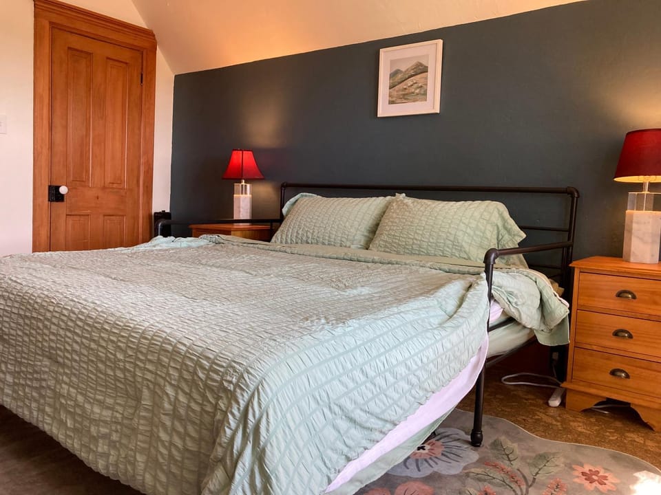 Historic Glacier Getaway with Spectacular Views-20mins to Glacier National Park-10mins to airport and walkable to downtown! Apartment in Columbia Falls