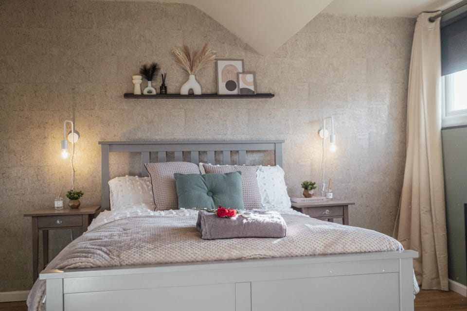 Bed, Photo of the whole room, Bedroom, Bath, towels