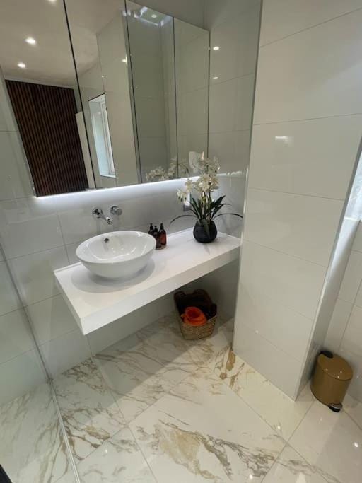 Home in Wirral - Peaceful Contemporary Gem. House in Wirral