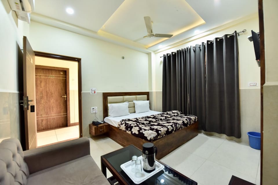 Bed, TV and multimedia, Photo of the whole room, Seating area, Bedroom, fireplace, air conditioner