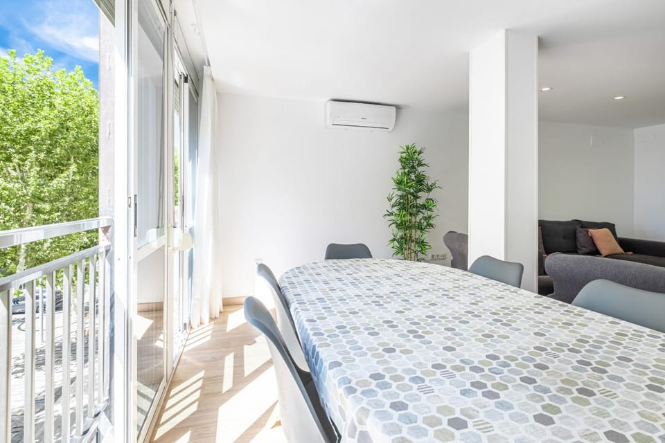 Day, View (from property/room), Living room, Dining area, air conditioner