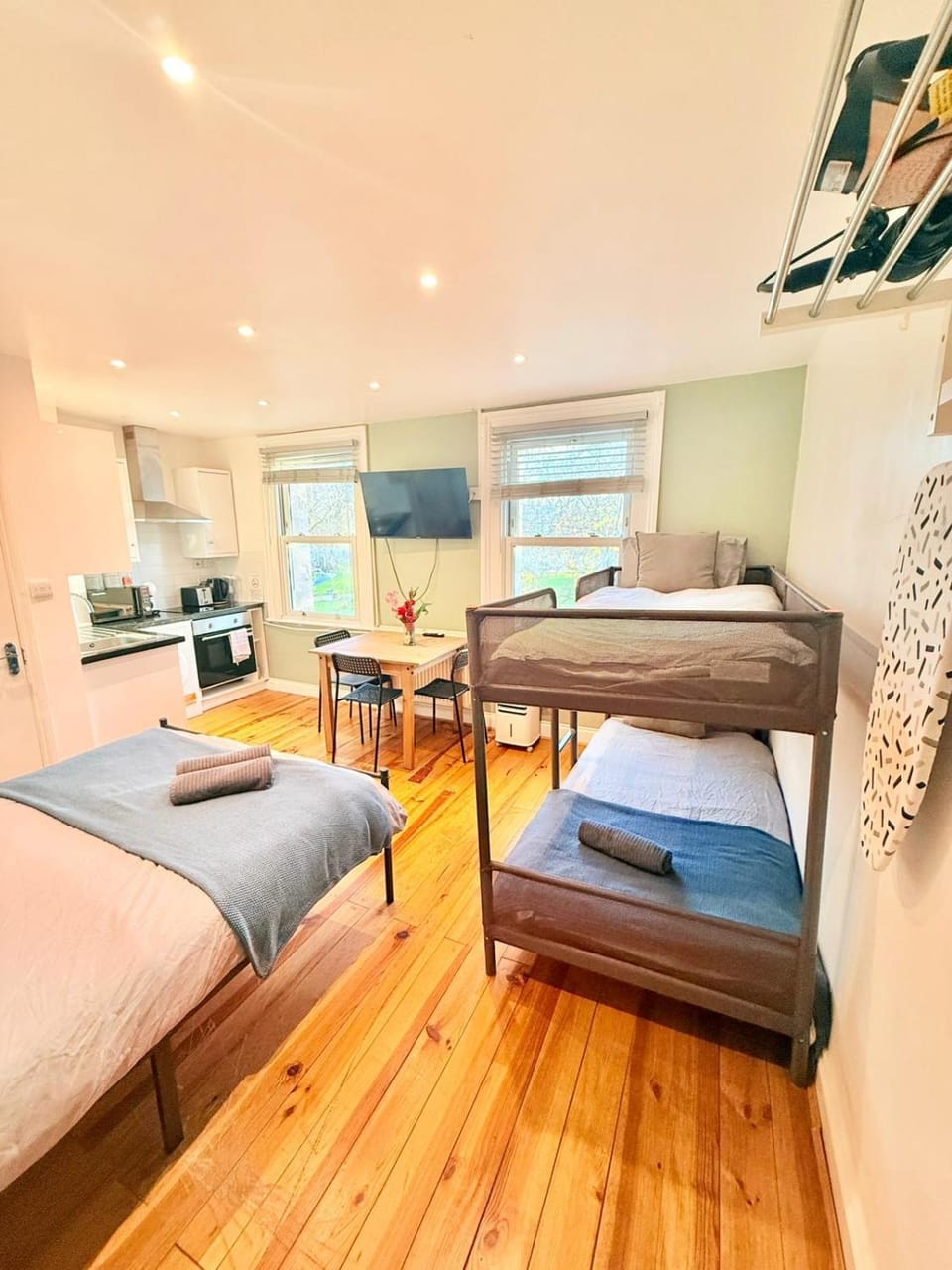 Bed, Kitchen or kitchenette, Photo of the whole room, Bedroom, oven