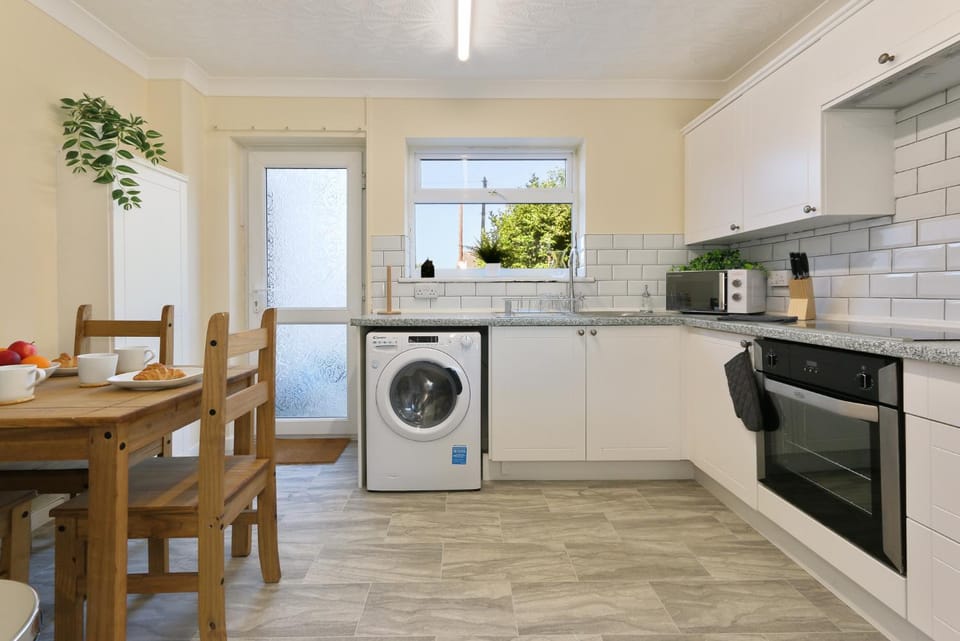 Coffee/tea facilities, Kitchen or kitchenette, Dining area, oven, stove, toaster, washing machine, dryer