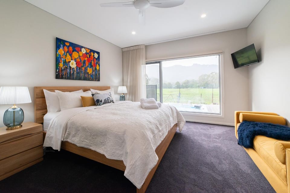 Bed, TV and multimedia, Photo of the whole room, Bedroom, fireplace
