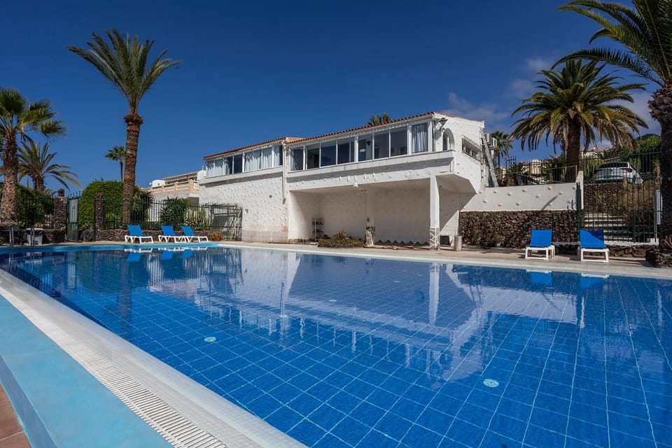 Property building, Day, Pool view, Swimming pool, sunbed