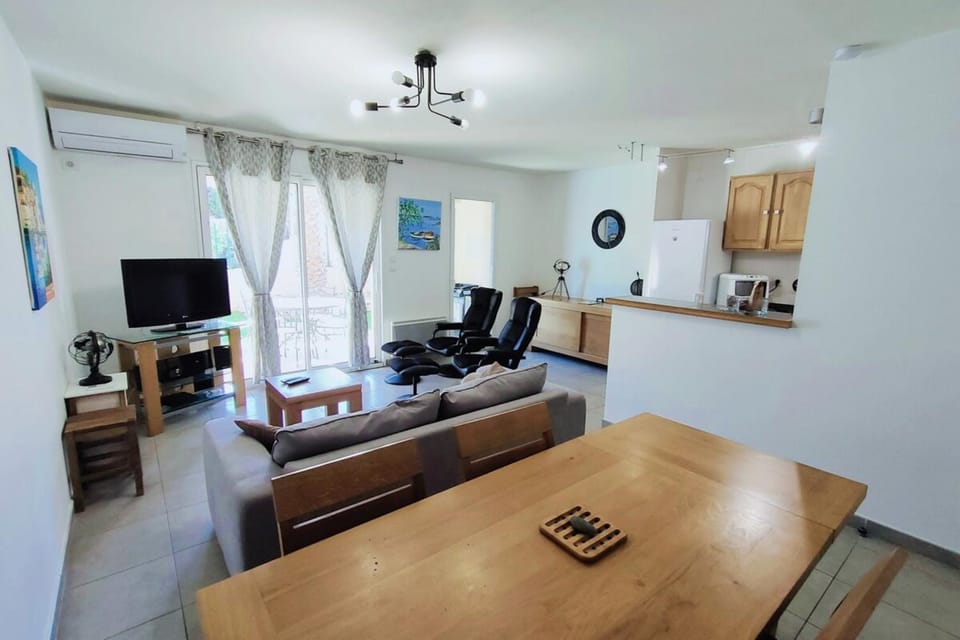 Communal lounge/ TV room, TV and multimedia, Living room, Seating area, Dining area