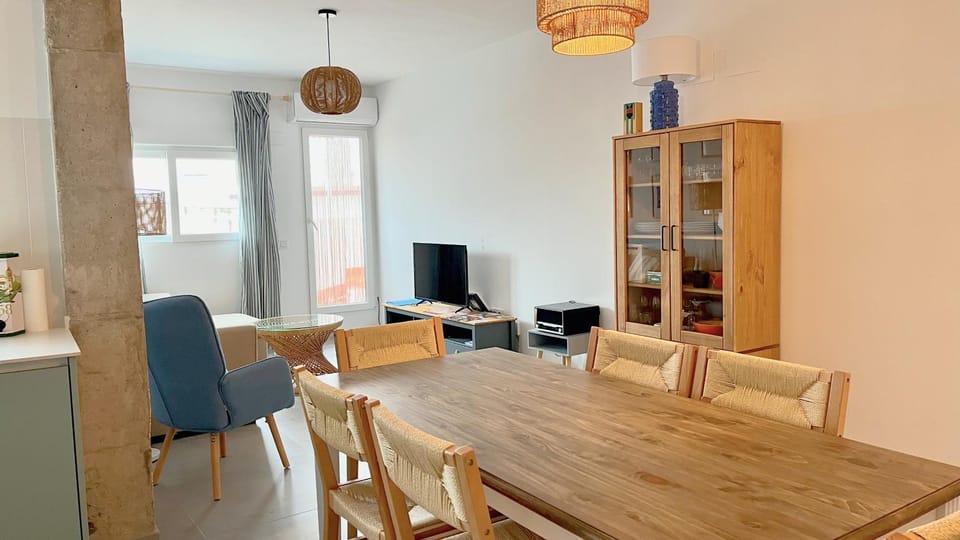 TV and multimedia, Kitchen or kitchenette, Living room, Seating area, Dining area