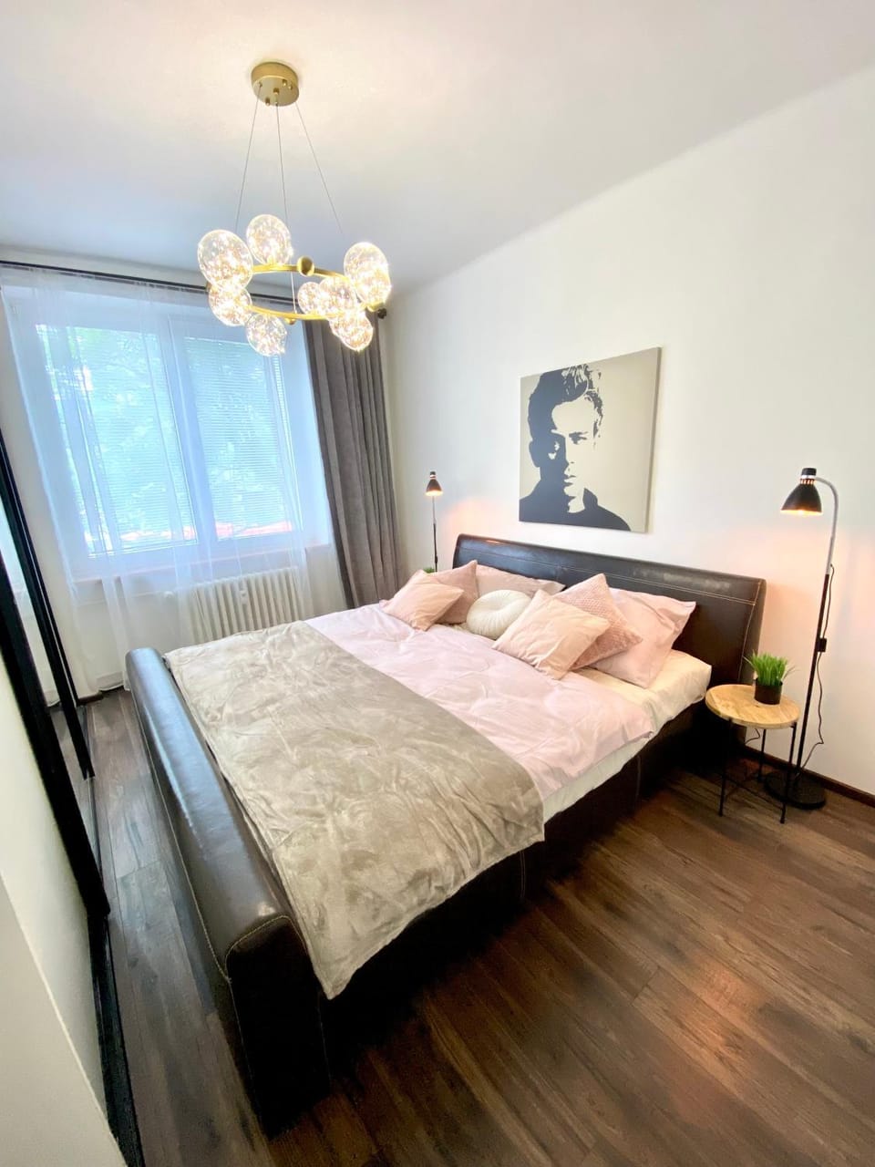 James Dean apartment - next to Nivy Bus station & Mall (Free parking on the weekend) Apartment in Bratislava
